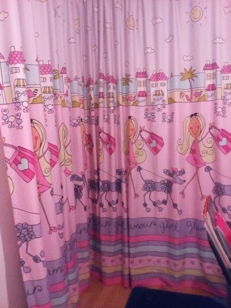 Zasłona do pokoju dziewczynki, witryna sosnowa