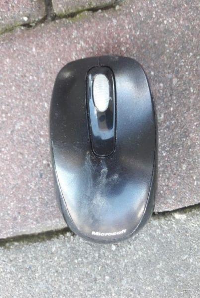Czarna myszka komputerowa Microsoft Wireless Mobile Mouse 1000