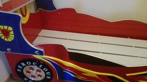 łóżko wyścigówka z oświetleniem