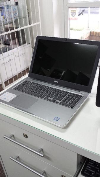 Biały laptop 15.6