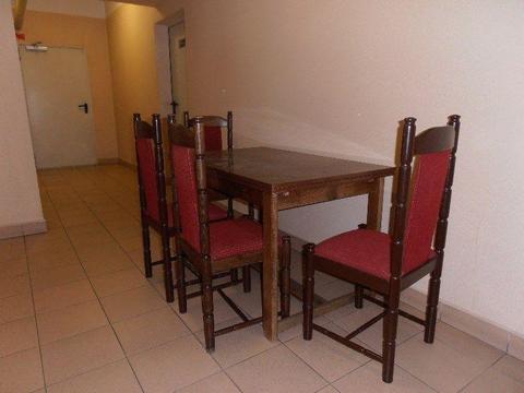 Drewniany stół z krzesłami