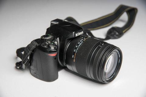 Sprzedam aparat Nikon D40 oraz obiektyw Sigma 18-250 mm f/3.5-6.3 DC OS HSM