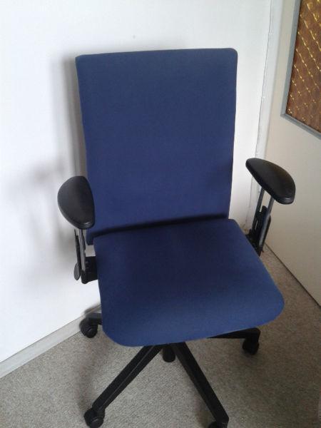 Fotel biurowy obrotowy krzesło biurowe = regulacja = 100% sprawne = wysoka jakość = warto!!