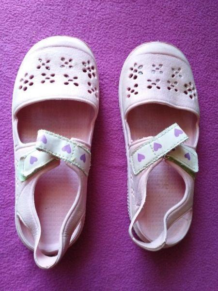Piankowe sandałki na basen dla dziewczynki rozm.32