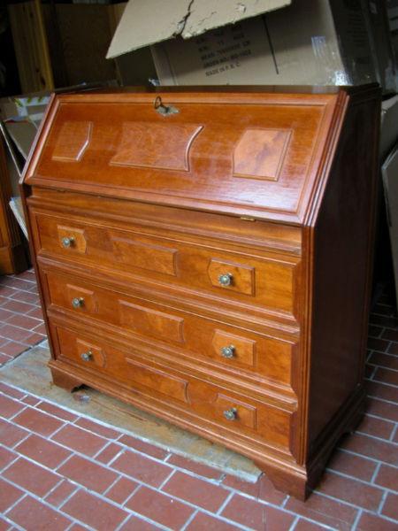 stary drewniany sekretarzyk biurko