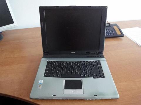 uszkodzony laptop Acer Travelmate 2310 na części - brak napędu i oprogramowania
