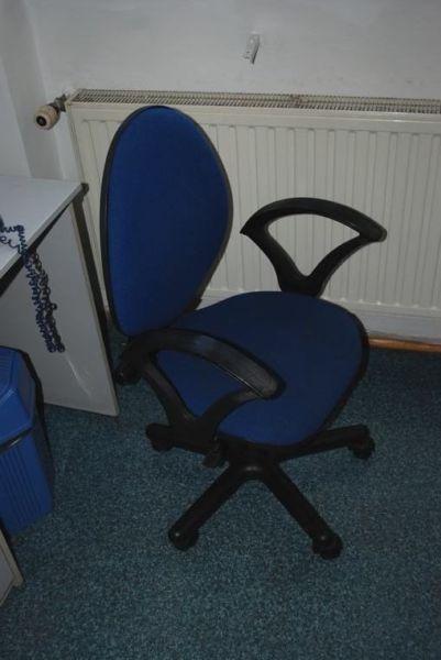Fotele biurowe na kółkach, regulowane siedzisko i oparcie, niebieskie