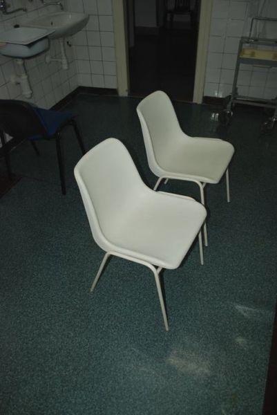 Krzesła na metalowych nogach z siedziskiem z tworzywa - białe