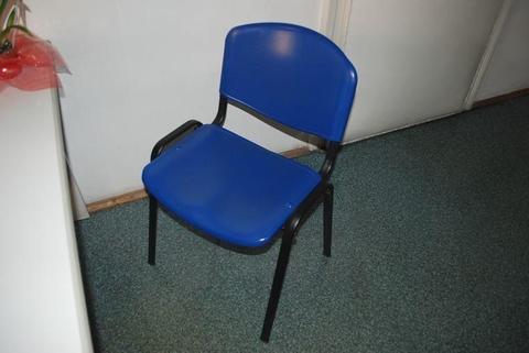 Krzesła na metalowych nogach z siedziskiem z tworzywa - niebieskie