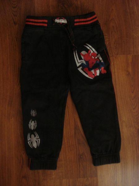 r.104 czarne spodenki SPIDER-MAN czarne spodnie SPIDERMAN firmy GORGE dresowe spodnie