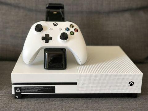 Xbox One S 500GB zestaw/ Sprzedam lub zamienię za PS4