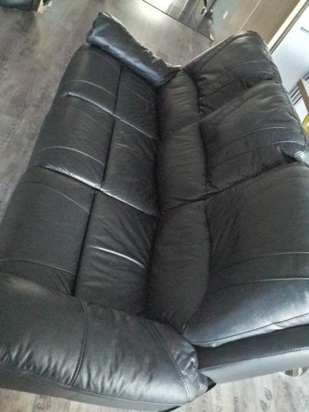 Skórzana rozkładana kanapa z podnóżkami