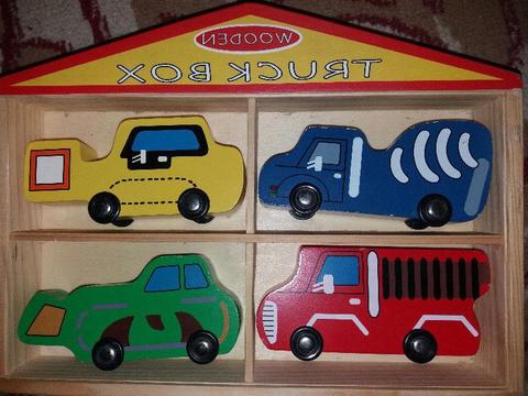 4 drewniane samochodziki w pudełku