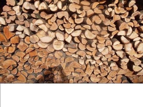 Drewno kominkowe lub opałowe pocięte na odcinki 30-32 cm i połupane. Transport