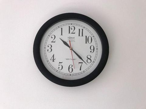 interesujący i wyjątkowy zegar na ścianę wskazówki się kręcą w odwrotnym kierunku