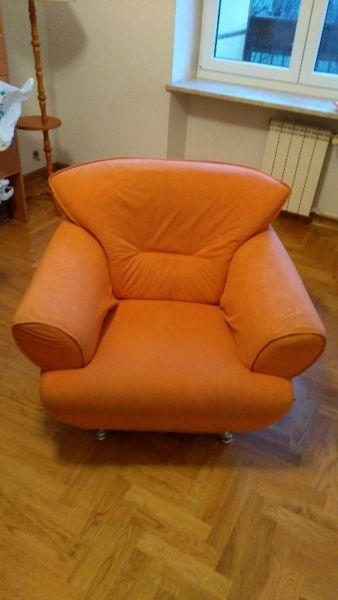Bardzo wygodny pomarańczowy fotel