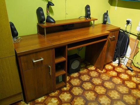 Komplet mebli biurko, szafki, stolik RTV, ława, półki