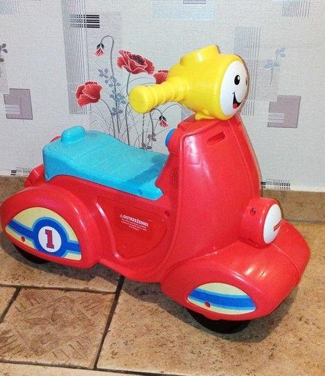 Skuter jeździk dla malucha Fisher Price interaktywny na Dzień Dziecka