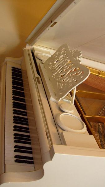 Zabytkowy biały fortepian marki Fridrich Ehran Wien w stanie idealnym
