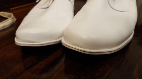 Białe eleganckie buty komunijne wiązane