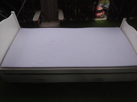 Sprzedam łóżko dziewczęce