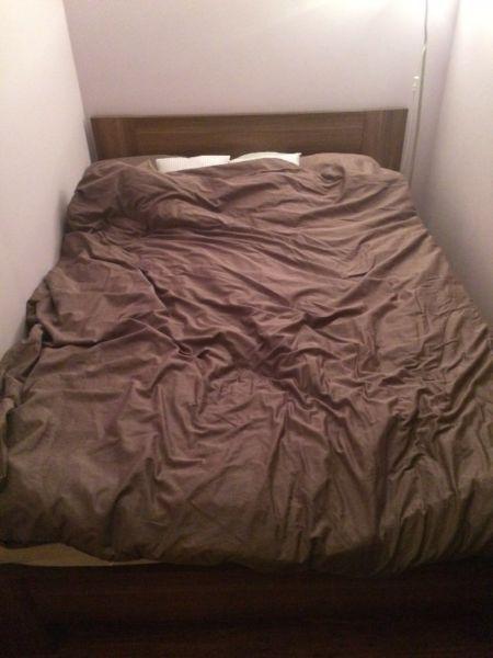 zestaw mebli sypialnianych Agata meble: łóżko, materac komoda i szafka nocna