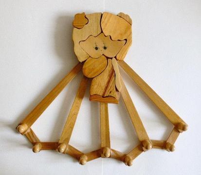 Wieszak drewniany rozsuwany - dziewczynka - 9 kołeczków