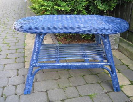 Stolik wiklinowy + sofa - odcienie niebieskiego