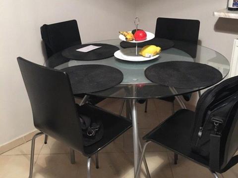 Stół z 4 krzesłami