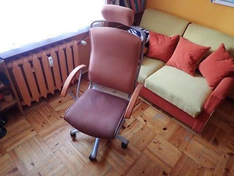 Fotel biurowy profilowany