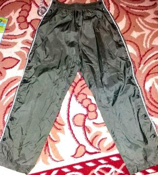 Ortalionowe spodnie dla chłopca w rozmiarze 134-140 firmy GAP
