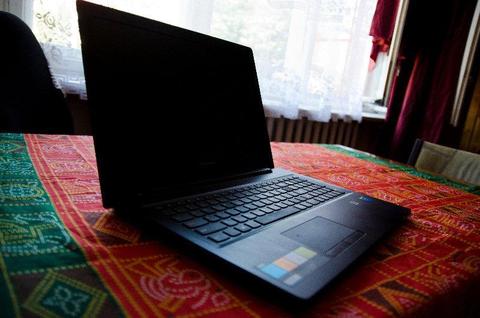 Lenovo G50-30 - wyjątkowo elegancki, cienki laptop z wygodną klawiaturą. Prawie nie używany