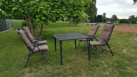 Komplet ogrodowych mebli wypoczynkowych: stół + 4 krzesła