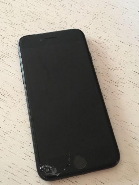 Iphone 7 używany 8 miesięcy, sprawny, uszkodzona szybka