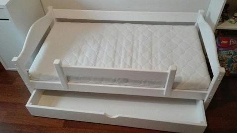 Łóżko dziecięce dla dziecka ze skrzynią i barierką białe 147 x 77 lite drewno