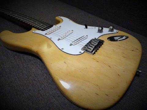 Na sprzedaż lutnicza gitara typu Stratocaster