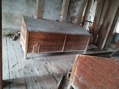 Deski, skrzynie inne elementy drewniane