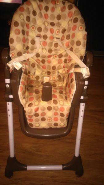 Piękny fotelik do karmienia