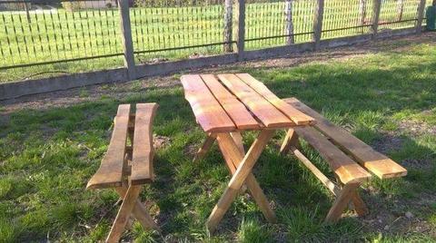 stół ogrodowy i ławki