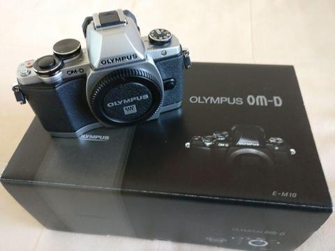 Olympus OM-D E-M10 + z obiektywem M.ZUIKO DIGITAL 14-42 mm + karta pamieci 32GB
