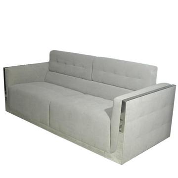 Sofa zdobiona chromami