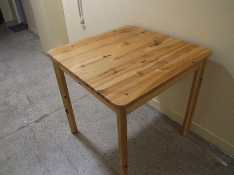 Stół drewniany jasny