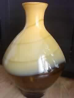 brązowo żółty wazon