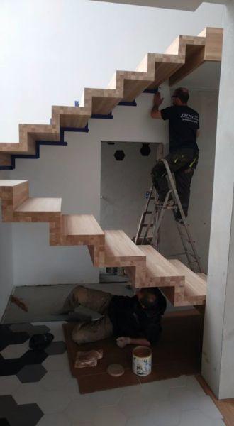 Schody dywanowe, schody samonośne drewniane