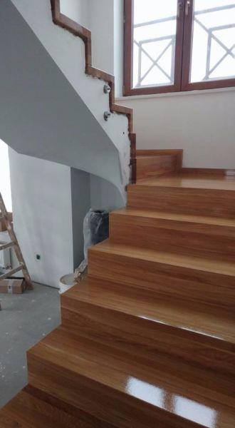 Schody dywanowe, schody samonośne drewniane