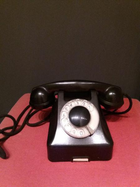 Stary telefon z bakelitu