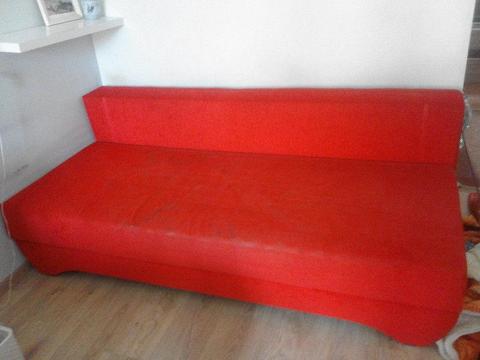 czerwona kanapa z funkcja spania
