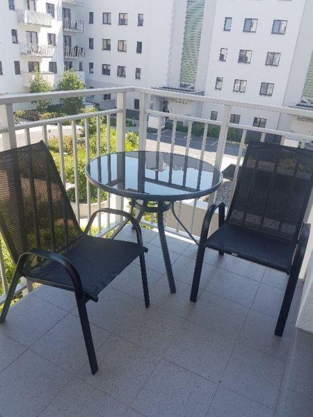 Czarny stół z 2 krzesłami fotelami na balkon taras ogród