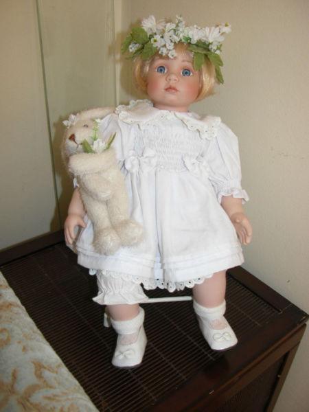 lalka porcelanowa z maskotką