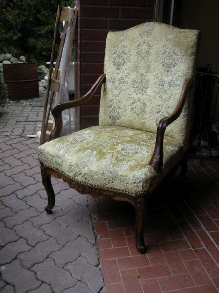 stary i piękny fotel ludwik
